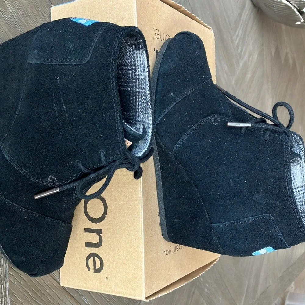 Like new TOMS desert wedge in black suede, size 5. - Picture 4 of 10
